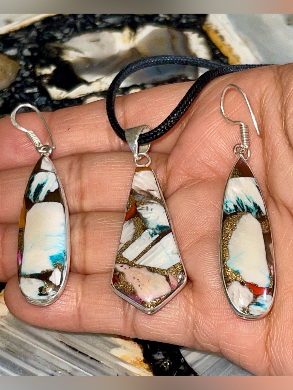 Brecciated Petite Spiny Oyster Pendant & Earrings